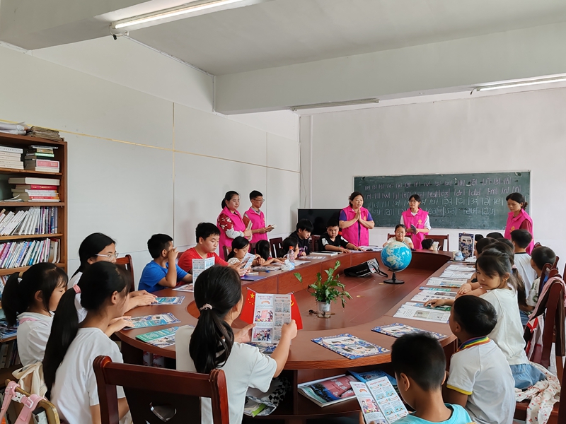 公共事務管理辦、綜合治理服務中心、婦聯等部門走進公益課堂聯合開展愛心關懷慰問活動。