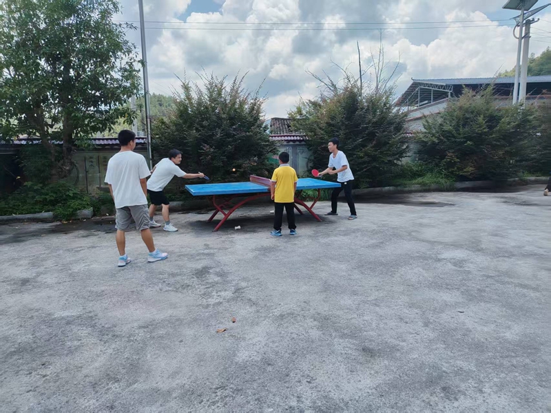 開展打乒乓球活動。