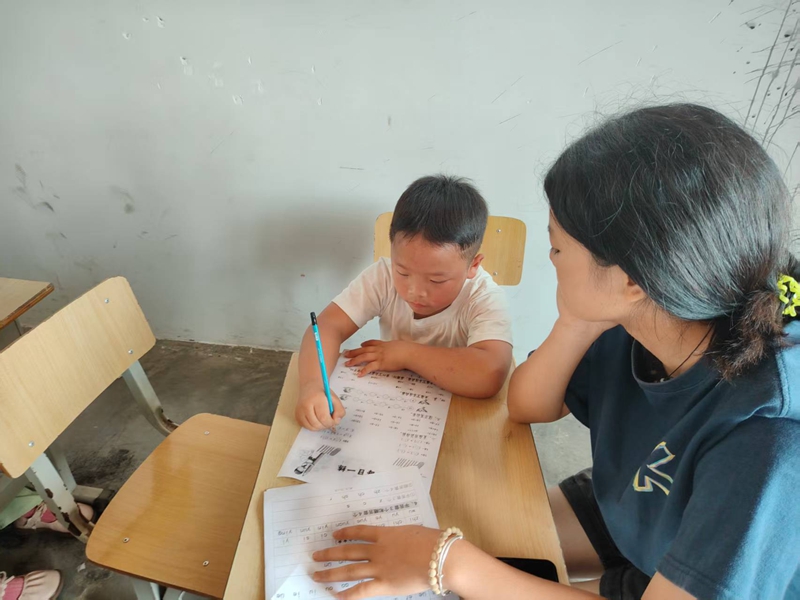 志愿者為學生指導課業。