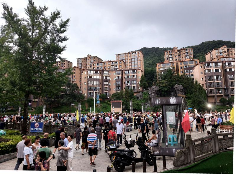 仙池納里，人從眾。姚瑤攝