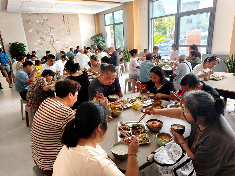 午餐時間，游客們共享美食。姚瑤攝