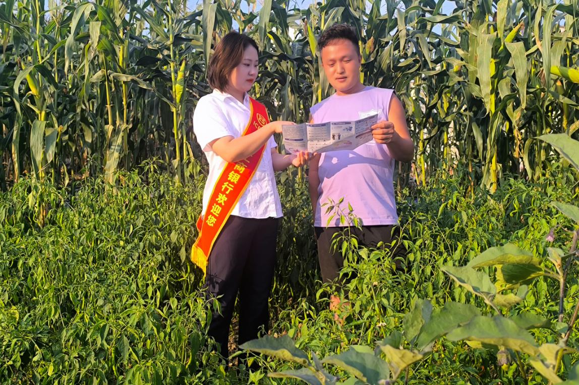 工行工作人員走訪農戶進行宣講種養殖貸款。