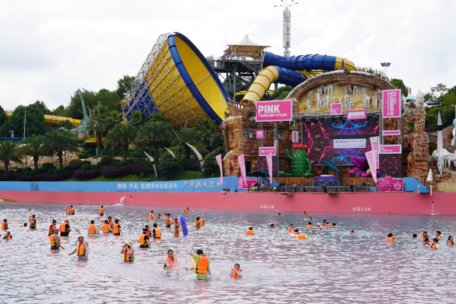 游客正在巨型海嘯池內玩耍。