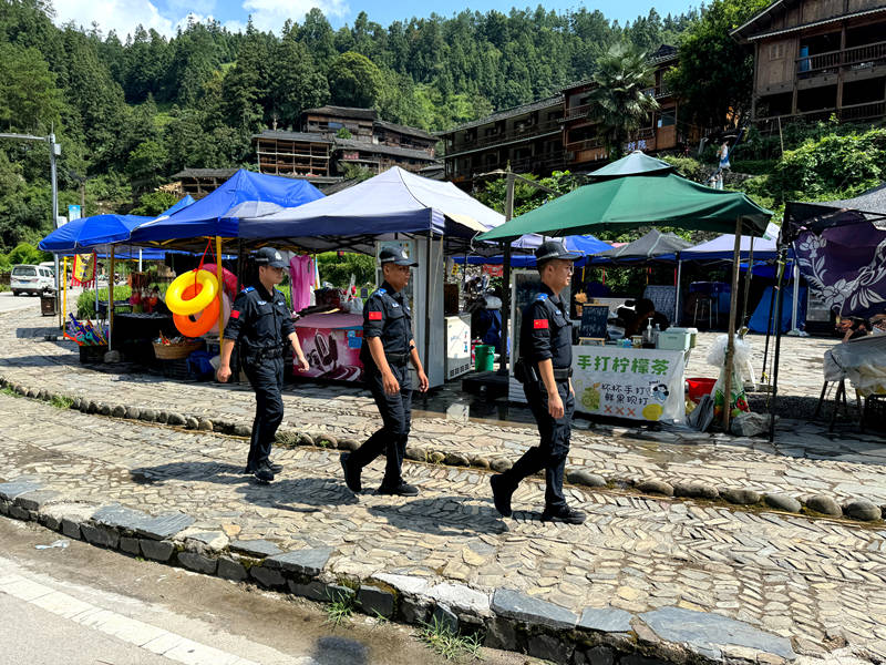 特（巡）警大隊在郎德景區開展常態化巡邏。