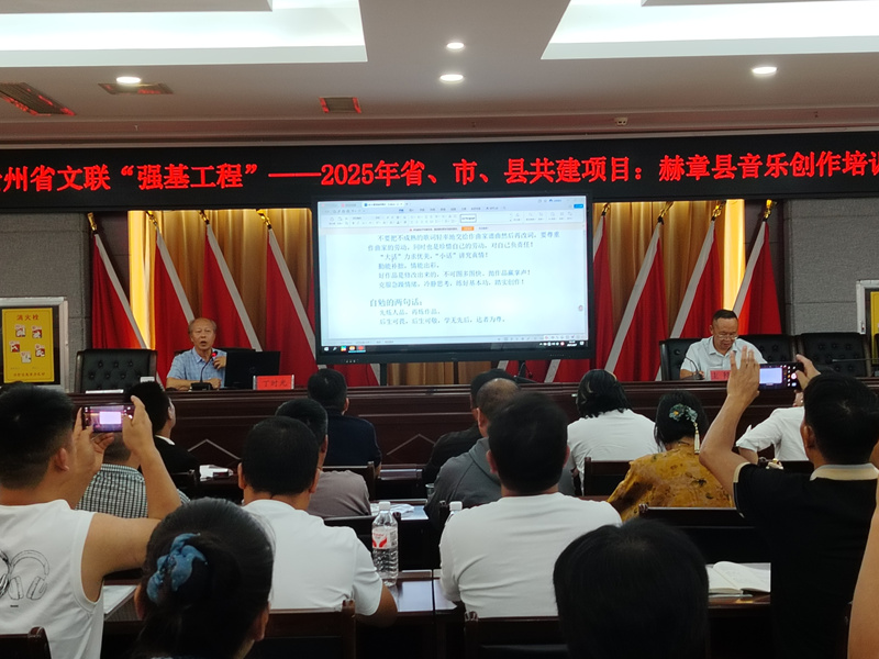 歌詞培訓現場。劉虹艷攝