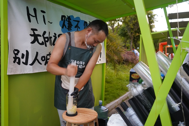 正在制作手工檸檬茶的攤位老板。黃源匯攝