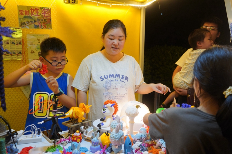 小朋友正在挑選自己心儀的商品。黃源匯攝