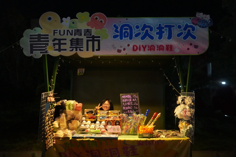 正在等待顧客光顧的青年集市攤販。黃源匯攝