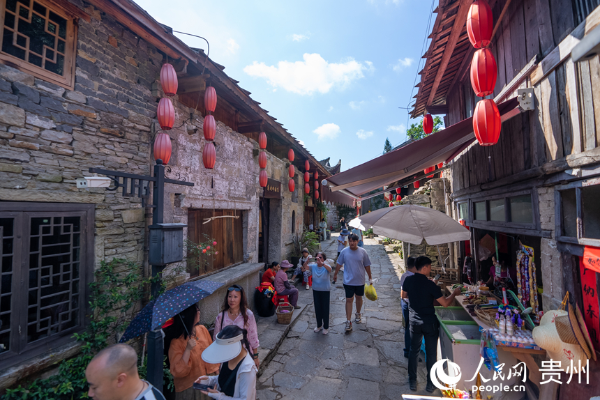 游客在屯堡內游覽。人民網記者 涂敏攝