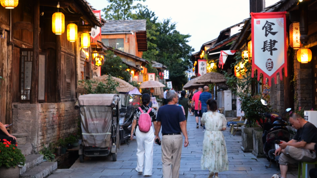 游客正在西秀區舊州古鎮散步。