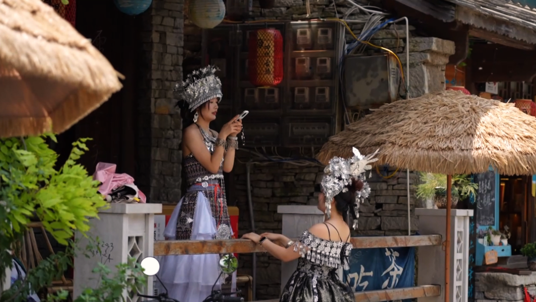 游客體驗少數民族服飾。