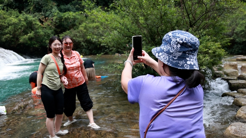 游人拍照留念.jpg