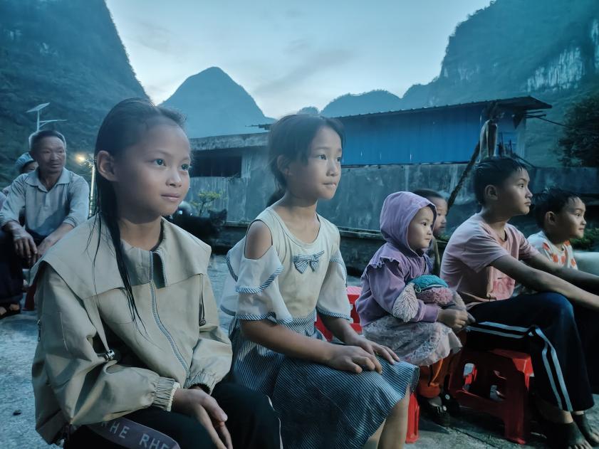 紫云自治縣大營鎮芭茅村楊嘉嘉（左三）和小伙伴看電影。
