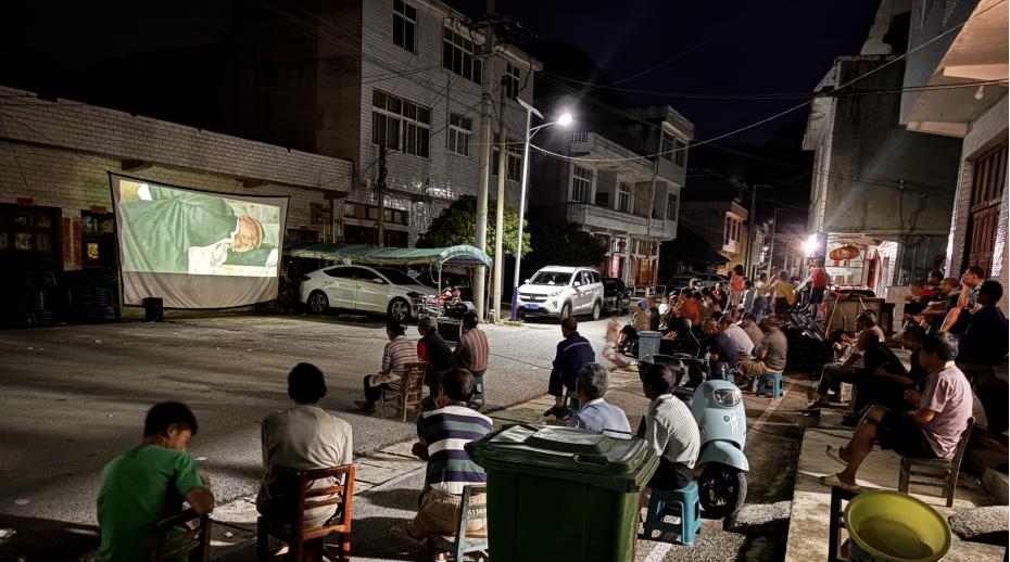 紫云自治縣貓營鎮長興村群眾在觀看電影。