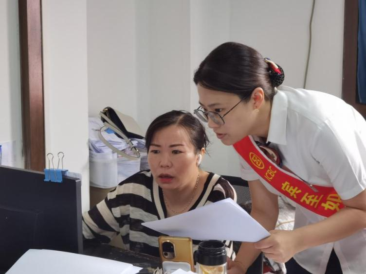 圖為銀行工作人員上門為企業員工講解“財資云”系統。