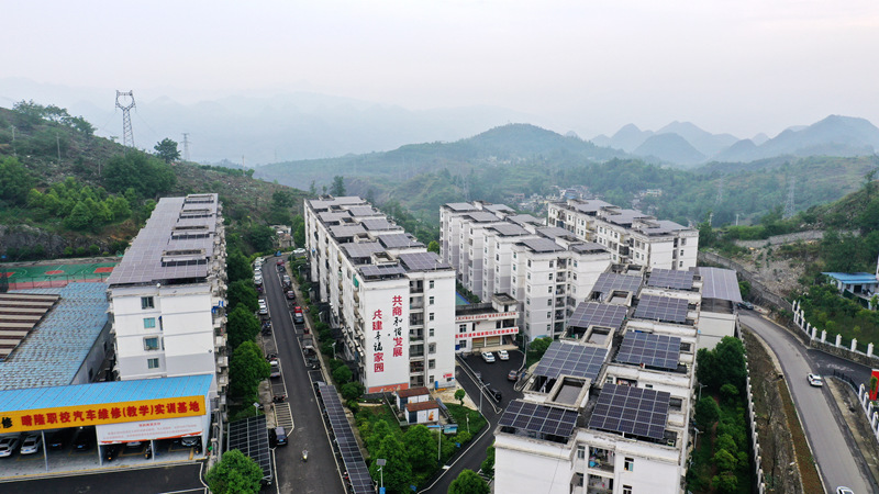 晴隆縣易地扶貧搬遷安置點幸福家園小區屋頂光伏。