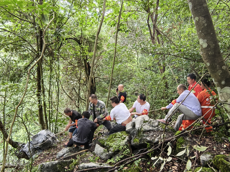 毛隊長組織護林員排除危險落石。