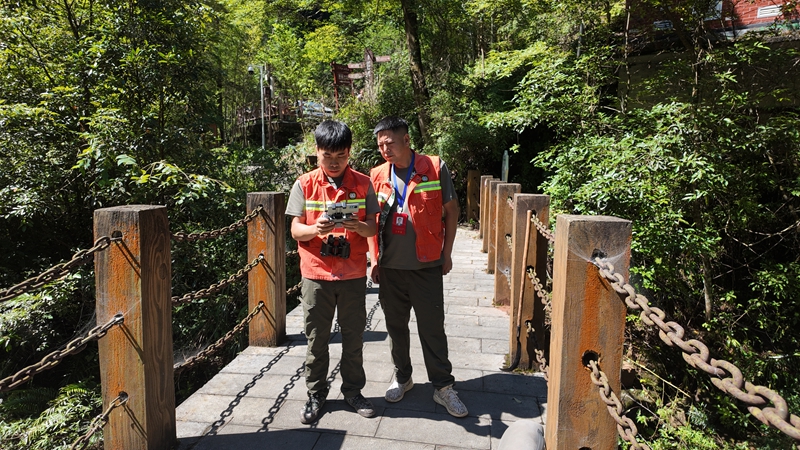 開展無人機巡視。稅會靜攝