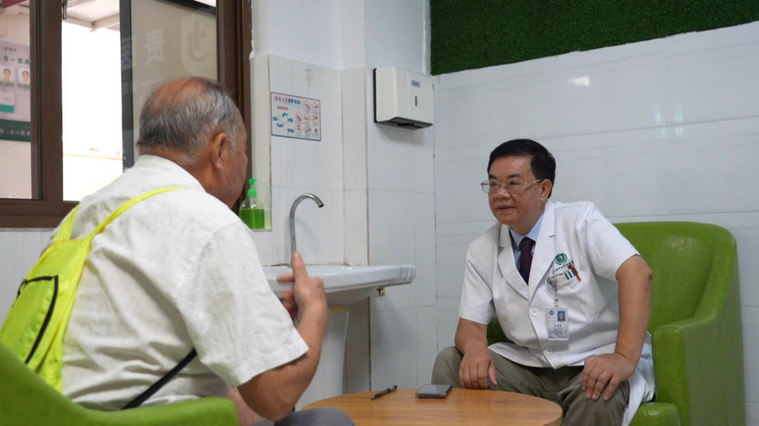 來自貴州醫科大學附屬醫院的專家正耐心地為患者問診查體。