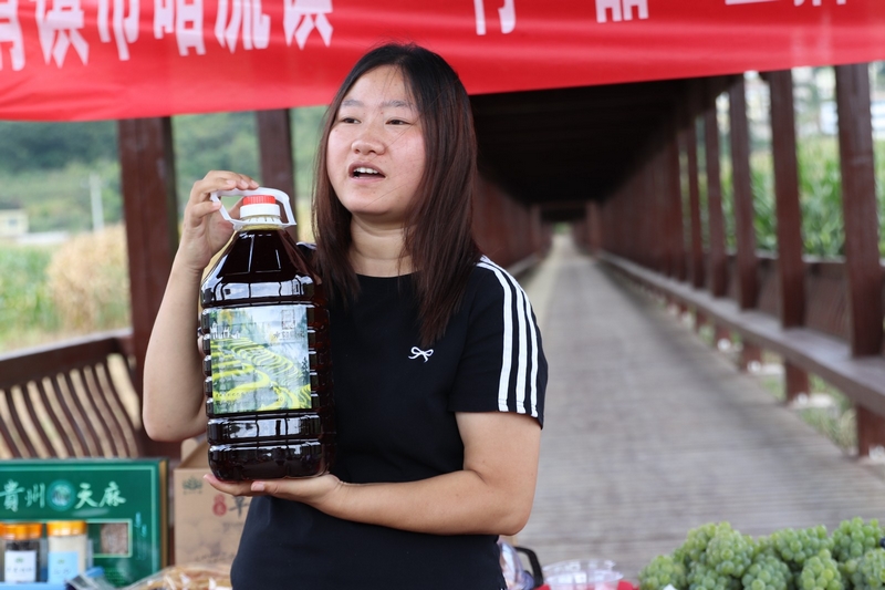 村民介紹自己的產品。  張弘揚 攝.jpg