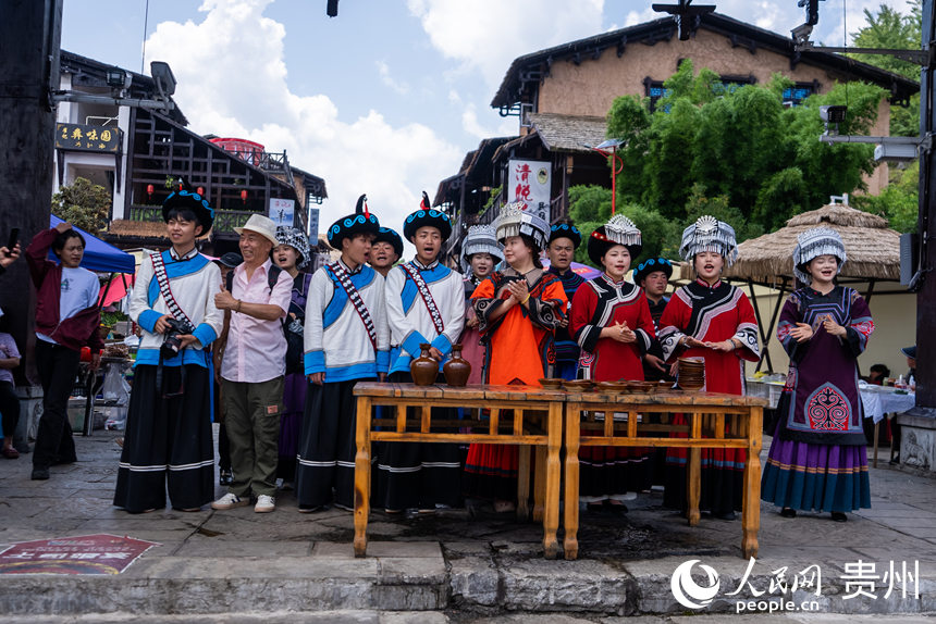 海坪文化小鎮里熱情的彝家“攔門酒”。人民網記者 涂敏攝