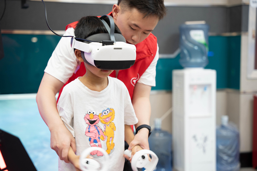 清鎮市12355線下陣地帶領學生體驗解壓防沉迷VR設備。共青團貴州省委供圖