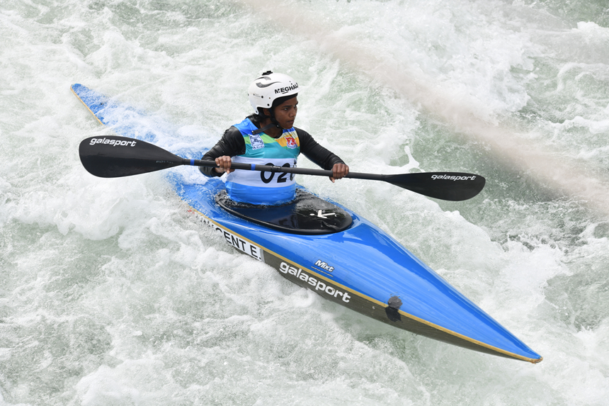 運動員在參加亞洲皮劃艇激流回旋錦標賽比賽。楊仁海攝