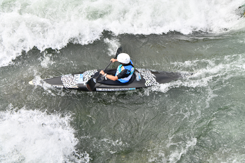 運動員在參加亞洲皮劃艇激流回旋錦標賽比賽。楊仁海攝