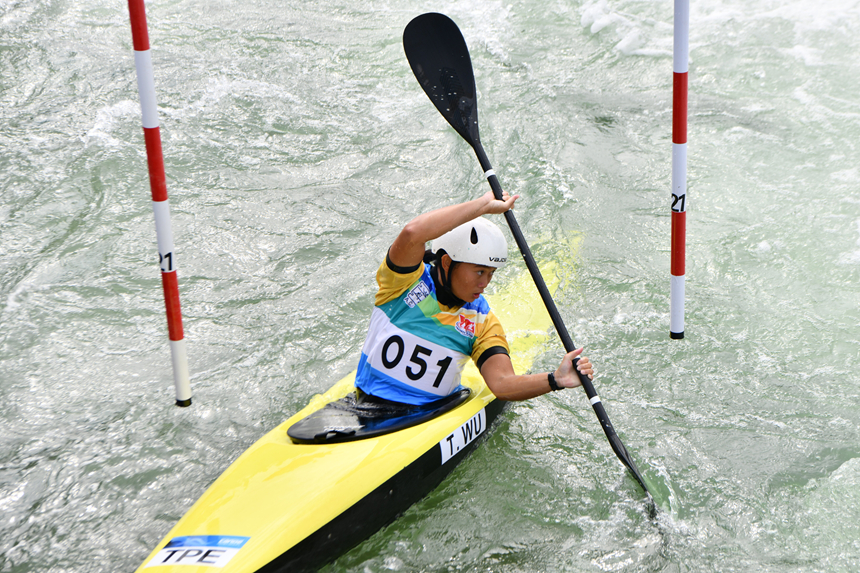 運動員在參加亞洲皮劃艇激流回旋錦標賽比賽。楊仁海攝