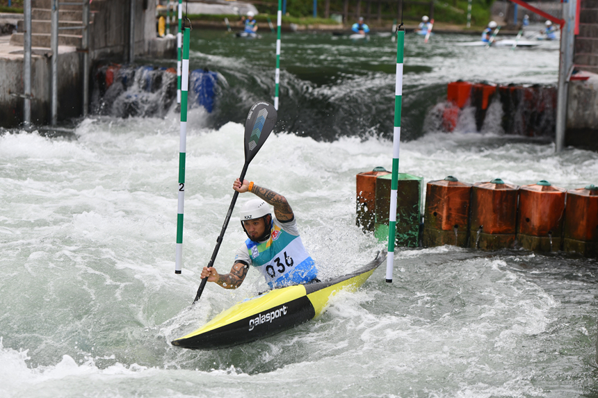 運動員在參加亞洲皮劃艇激流回旋錦標賽比賽。楊仁海攝