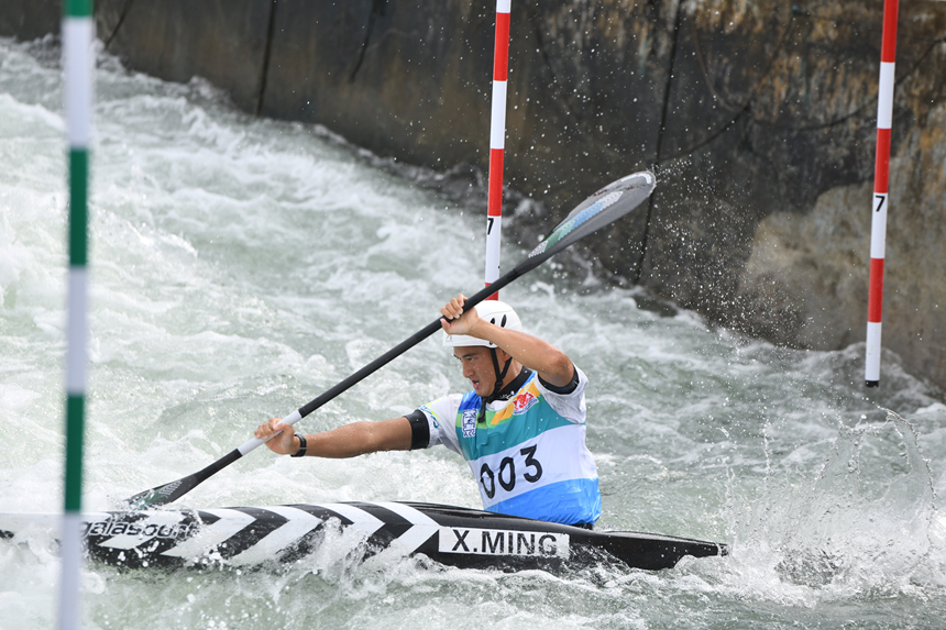 運動員在參加亞洲皮劃艇激流回旋錦標賽比賽。楊仁海攝