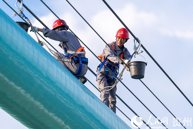 建設工人正在進行涂裝作業。人民網記者 涂敏攝