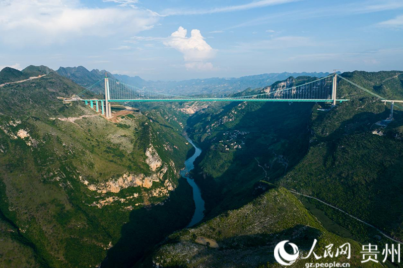建設中的花江峽谷大橋橫亙于峽谷之上。人民網記者 涂敏攝