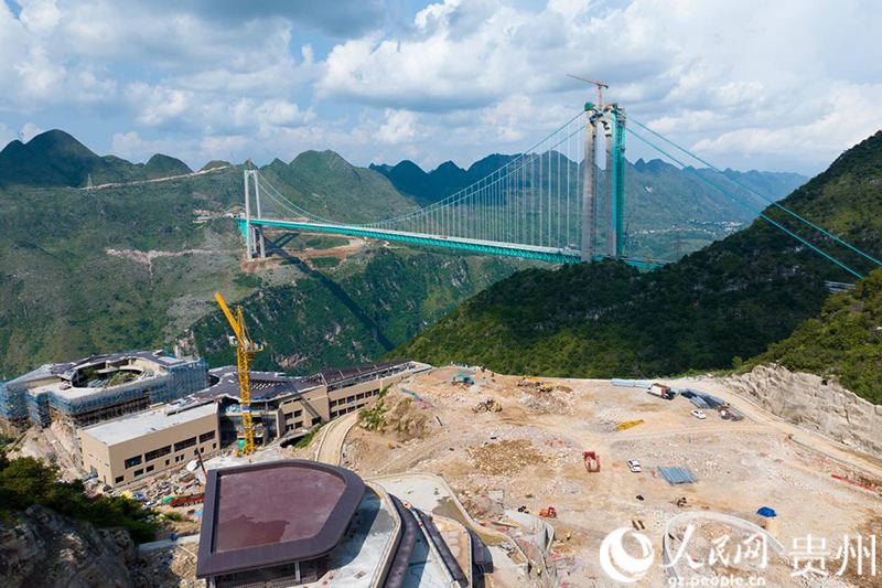 建設中的云渡服務區與大橋同框。人民網記者 涂敏攝