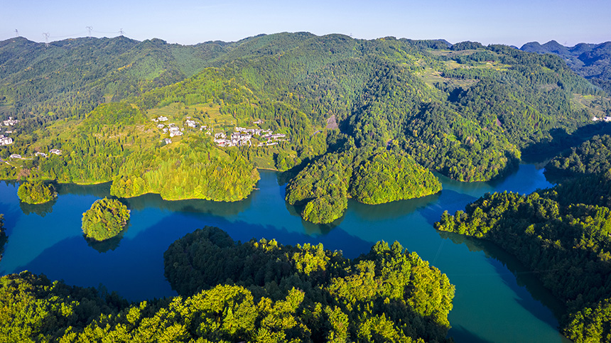 2025年8月14日航拍的貴州省畢節市百里杜鵑管理區境內的百里杜鵑湖。