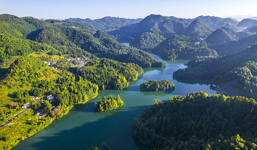 2025年8月14日航拍的貴州省畢節市百里杜鵑管理區境內的百里杜鵑湖。