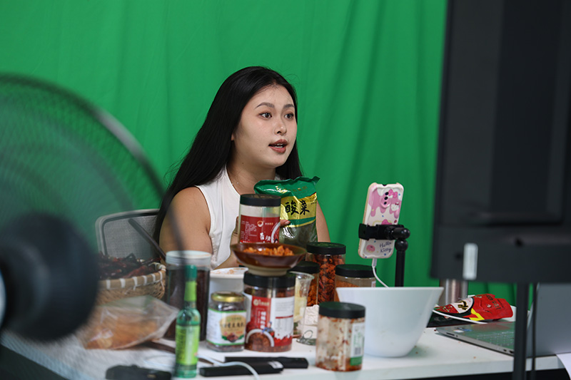 貴州卡媽農特產品開發集團有限公司主播正在直播帶貨 王月攝