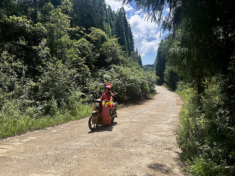 李興巧開展巡林工作。姜寧攝