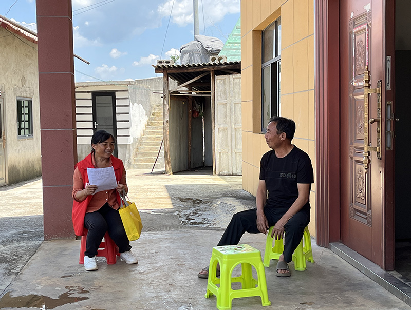 李興巧向村民宣傳森林防火知識。田琴攝