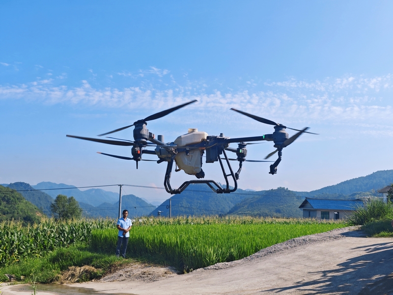 起飛的植保無人機.jpg