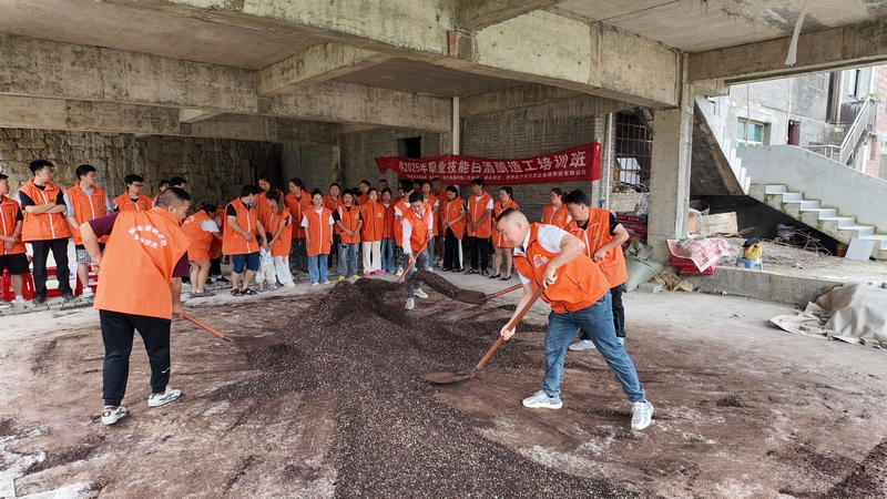 白酒釀造培訓現場。胡鳳至 攝
