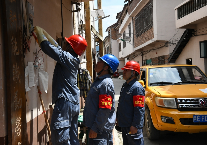 工作人員進村開展配電線路設備巡檢服務。