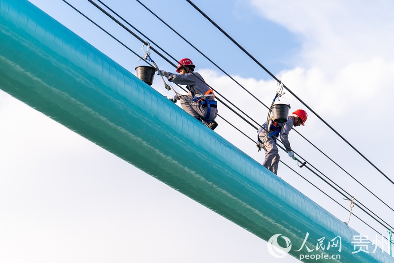 工人們正在涂裝大橋。人民網記者 涂敏攝.jpg