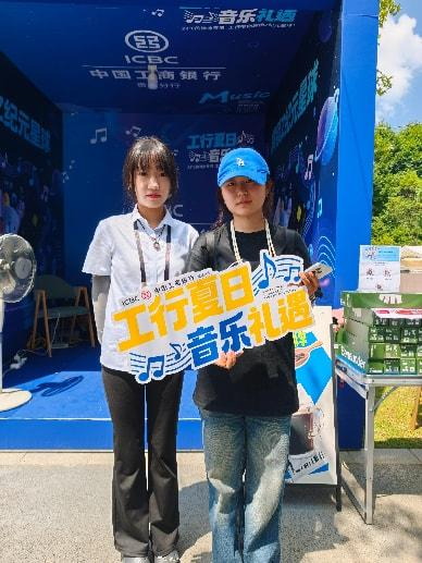 銀行工作人員在音樂節周邊提供金融服務。