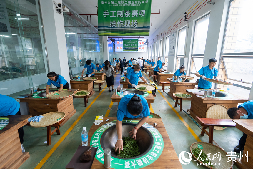 手工綠茶加工比賽現場。人民網記者 涂敏攝