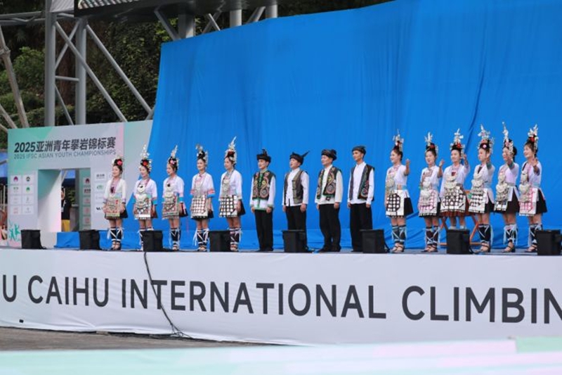 “東方迪斯科”的《反排木鼓舞》。