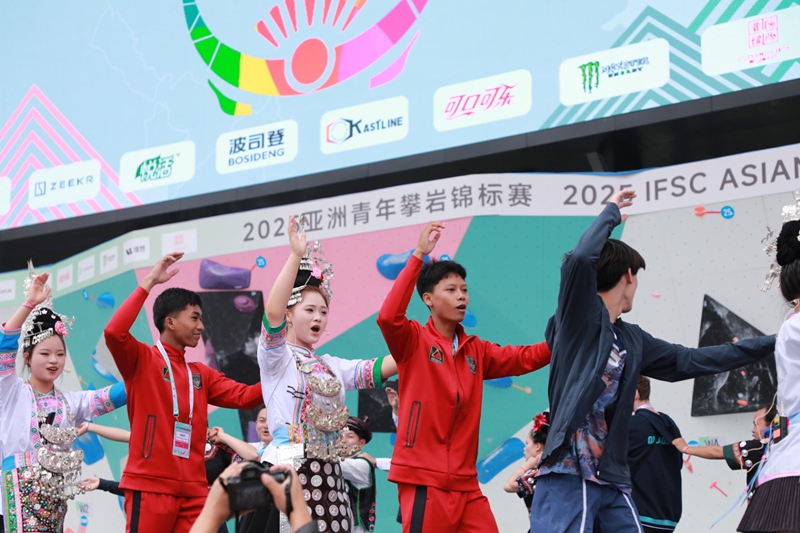 演員與來自亞洲各國的朋友們攜手共舞。