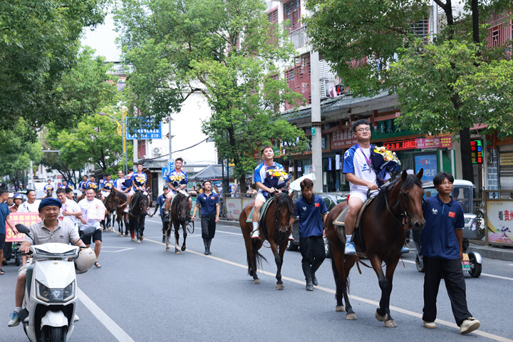 貴州村馬（三都縣）籃球隊載譽歸來。