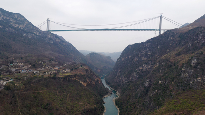 花江峽谷大橋全景。