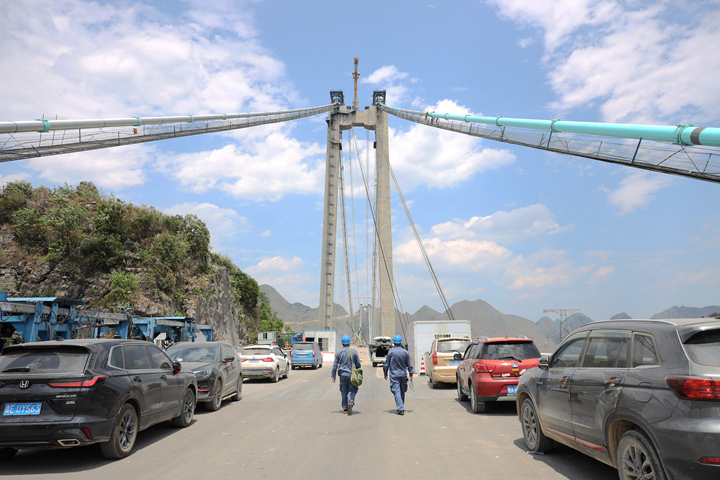 花江峽谷大橋建設過程，駐地南方電網貴州興義供電局上橋開展供電巡檢服務。